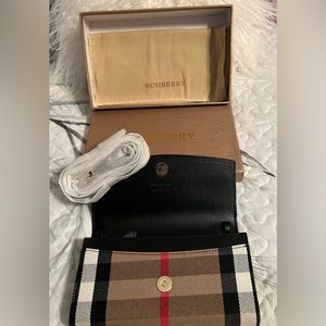 NEW Burberry Black Henley
Check Leather Wallet On Chain
Clutch Crossbody Bag